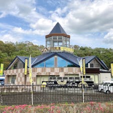 「モビリティリゾートもてぎ」近くにある「道の駅もてぎ」

「バウム工房ゆずの木」という本格的なバームクーヘンの専門店や柚子関連の商品が人気です。


#栃木県 #道の駅もてぎ