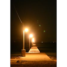 夜十時頃の原岡桟橋です。
夜空も綺麗で、あかりがオレンジに光っていてとても綺麗で幻想的でした。