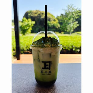 25.05
ちょうど外の景色が見える席に座れた✨
今回のドリンクは人気No. 1のものに🍵
季節限定のメロンとお茶を組み合わせたドリンクも気になった🍈