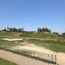 山崎の戦いの時の明智光秀の本陣跡
ココは恵解山古墳跡ですが、光秀はココに本陣を置いたと言われます。
ココから天王山が一望でき、戦場が手にとる様判りますね、
此の近くに明智光秀の娘、玉(ガラシャ)が
細川忠興に嫁いで居ます、勝竜寺城です。
しかし細川忠興は明智光秀の軍には参戦しませんでした。
京都府長岡京市勝竜寺30

#サント船長の写真#明智光秀#勝竜寺城