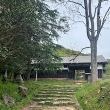 米子城跡

戦国武将・吉川広家が築城に着手。慶長6年(1601)、関ケ原の戦いの行賞として伯耆国を与えられた中村一忠が完成。山陰随一の名城といわれたが、明治になり建物は取り壊され、現在は石垣や礎石が残る。標高90mの湊山山頂からは中海や米子市街、大山が見晴らせ、360度の絶景として知られている。城跡を含む一帯は湊山公園として整備。

#サント船長の写真#お城巡り#城跡