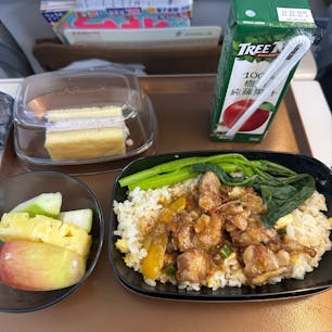 Starlux、初めて乗った！
台湾🇹🇼の航空会社なのかな？
機内食が普通に美味い✨
大満足〜！

台湾に着いてすぐ、悠遊カードを購入
日本で言う交通系カード
Suicaみたいな感じ
台湾観光柄3種類あった
小籠包かわいい🩷

MRTの駅にいきなり大量のガチャw
台湾のガチャはどんなだと思って近寄ったら、全て日本のだったーーーw