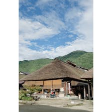 福島県の大内宿です。
昔ながらの茅葺き屋根の民家が建ち並ぶ街並みがとても美しかったです。
着くのが少し遅くなってしまいねぎそばのお店が閉店時間で閉まっちゃっていたのが残念でした、、
ぜひ訪れた際はねぎそば食べてみてください。