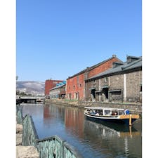北海道  小樽運河
運河周りの石造倉庫の並びは当時のままの姿でレストランなどに改良されていました。