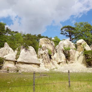 郡山市の浄土松公園は松の木が点在していることから「陸の松島」とも言われる場所です。
ここには、県の名勝天然記念物にも指定されている「きのこ岩」もあり、これはまた「カッパドキアみたい」と言う声も。

#浄土松公園 #郡山市