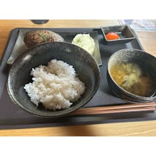 コンナトコロニハンバーグ
姫路のお店には行ったことありましたが、今回は初めて本店へ。
座敷にテーブルと机が置かれた席がメインで、ご飯食べ放題。様々な味変も楽しめます😋