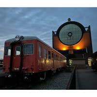 栃木県真岡市 真岡鐵道真岡駅です。
真岡駅はSLを形取った複合施設で、真岡駅のほか、子ども広場や真岡駅前交番と真岡鐵道株式会社の本社が併設されており、関東の駅100選にも選ばれています。
SLが通っています。SL列車の運行日は土日祝のみです。