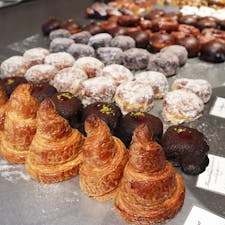 dacō？神楽坂 / Tokyo

神楽坂に2024年12月にオープンしたベーカリー。「dacō」と「I'm donut？」を融合させた最新ブランドで、小ぶりで食べきりサイズのパンが特徴。
アイムドーナツ？の生ドーナツも買えますが、アイムドーナツ？の生ドーナツに、クッキー生地をかぶせて焼いた「生メロンパン」が特にじゅわっととろける食感でオススメ！
店内にはイートイン席もあり、バッグやマグカップなどのオリジナルアイテムも販売。レジ待ちで長蛇の列になりますが、アマムダコタンやアイムドーナツ？の店舗よりは並ばずに買えます♪

#tokyo #tokyosightseeing #tokyorestaurant  #bluemoon