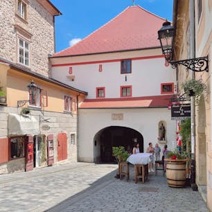 ザグレブ【石の門】
ザグレブ観光で外せない、歴史的なスポットの一つ。
門内部には、聖母の絵があり、地元の方が熱心に祈りを捧げていました。