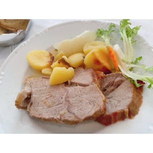 ザグレブ【Stari Fijaker】
クロアチアの伝統料理がいただけるお店🇭🇷

お料理はどれも想像以上に美味しくて、特に子牛のローストは、お肉がホロホロで絶品でした♪