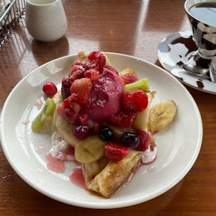 山形市の珈琲専科 道でホットケーキ。想像してた食感とまったく違ったけど、初体験のもちもちホットケーキに熱を通したとろとろバナナ、冷たーいカシスジェラートや冷凍フルーツにフレッシュなキウイと、温度帯の違うトッピングがたっぷり。癖強のカップに入ったコーヒーも時間が経つにつれて味わいが変わっていくような？

他にもパフェやケーキなどスイーツメニューがたくさんあって、トーストやパスタなどの食事系メニューもいろいろと揃っているようで、また行ってみたいお店の一つになりました。