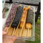 天童市にある団子屋さん・みよまつのお団子。特につぶあんと黒ゴマは餡の量が大盤振る舞いで、容器から持ち上げたあとに団子についてる量と同じぐらいの餡が容器に残っちゃうほど。
団子もやわらか〜くて、人気の理由がわかるお団子でした。