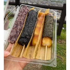 天童市にある団子屋さん・みよまつのお団子。特につぶあんと黒ゴマは餡の量が大盤振る舞いで、容器から持ち上げたあとに団子についてる量と同じぐらいの餡が容器に残っちゃうほど。
団子もやわらか〜くて、人気の理由がわかるお団子でした。