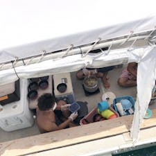 【石垣島　マリンショップ　taitai】
Taitaiさんでのシュノーケルやダイビングツアーのお昼ご飯は、スタッフさん手作り！
IHコンロや炊飯器も持参で、温かいものも出してくれます。
しかも健康的で美味しい！
量も希望に応えてくれます。
このお昼ご飯を食べて、午後も元気に海もぐり！