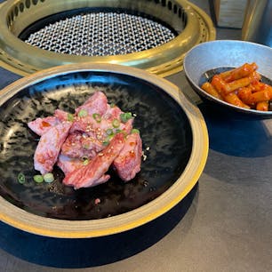 いったい何回目？ってぐらい通ってる山形駅前の焼肉屋さん。今回は初めて夜に行ってみました。オープンと同時に入店したのでしばらく貸切状態で。そこそこリーズナブルなお値段で山形牛が食べられて、お客さんは観光客ばかりなので一人でも入りやすくて、お気に入りのお店です。
今回初めて食べた冷麺もおいしかった😋