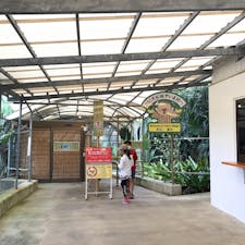 【石垣やいま村　リスザルの森】
石垣島の名勝「名蔵湾」を一望する丘にあり、「名蔵アンパル」に面する【石垣やいま村】にある「リスザルの森」はごく自然環境と同じくしたエリアでリスザルが生息しています。
人間慣れしているのか、気軽に体にしがみついてきて、とっても可愛いです。一度、やいま村に入れば無料で何時間でも居られるので、リスザルとたくさん触れ合えます。