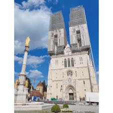 クロアチア【ザグレブ大聖堂】

残念ながら、修繕中で中に入ることができず、外観だけの見学でしたが、タワーの下部分だけでも見応えがあり、修繕後がとても楽しみになりました。　

いつか綺麗になったザグレブ大聖堂を見に行けたらいいなと思っています。