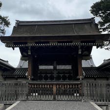 京都御所の建礼門

建礼門 は 御所 の 正門 にあたり、天皇陛下 のみ通ることが許されていた御門で、現在では 国賓 や 天皇陛下 と 一緒 の場合は 皇后陛下 も通ることができるそうで、最も格式の高い門 であることから御所一般参観時などでも開門されることはありません。

檜皮葺きで簡素な作りの建礼門は豪華絢爛な作りの唐門より格が上なんですね。

#京都御所#建礼門#サント船長の写真