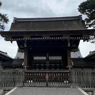 京都御所の建礼門

建礼門 は 御所 の 正門 にあたり、天皇陛下 のみ通ることが許されていた御門で、現在では 国賓 や 天皇陛下 と 一緒 の場合は 皇后陛下 も通ることができるそうで、最も格式の高い門 であることから御所一般参観時などでも開門されることはありません。

檜皮葺きで簡素な作りの建礼門は豪華絢爛な作りの唐門より格が上なんですね。

#京都御所#建礼門#サント船長の写真