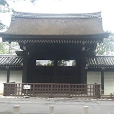 南禅寺の勅使門
此の勅使門は俺等には忘れる事が出来ない門です。それは小学生の頃、写生大会が有り、俺等は此の勅使門を描いて、銀賞🥈を貰いました、まぁ、それだけなら普通デスが、此の絵が何処の国か忘れましたが、国際コンクールに出されたと先生から聴きました。しかし此の絵は俺等の元には戻る事は有りませんでした。返して欲しかったです。
#南禅寺#勅使門#サント船長の写真