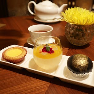 Imperial Treasure Fine Chinese Cuisine Ginza / Tokyo

シンガポール発！世界でミシュラン7つ星を誇る本格高級中華料理レストラン「御宝軒(インペリアル・トレジャー)」が日本初出店。
銀座駅からわずか徒歩2分の好⽴地にあり、個室又は半個室のような洗練された空間で、世界クラスの高級中華を味わえます。ランチコースは6,000円台から楽しめますが、今回は8,888円のコースをいただきました。
金木犀シロップ漬けミニトマトや、さくさくのチャーシューパイ、揚げ米入りの絶品チャーハンなど、どれをとっても文句なし！デザートは3種もあり、塩卵の黄身入り甘じょっぱいクリームの黒いカスタード饅頭が最高に美味しかったです♪
スタッフさん達が常に笑顔で、信じられないくらいのサービスの良さに驚きました。銀座で、また行きたいと思える素敵なレストランです。

#tokyo #tokyosightseeing #tokyorestaurant  #ginza #imperialtreasuresg #bluemoon