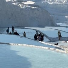 トルコのパムッカレ
温泉が枯渇していて、お湯？も冷たい😅
後地面がゴツゴツしているので、痛い！

犬や猫が沢山いて可愛かった。
想像とは違ったけど、綺麗でした。

#トルコ
#パムッカレ
#Pamukkale