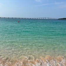 ポケふた目当てで行きました
旅客船ターミナルからタクシーで20分ほど

7時台に行ったので人もまばらで海が綺麗で最高でした
帰りはタクシーアプリDIDIで呼んだらすぐに来てくれました