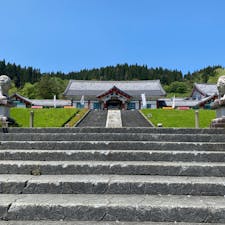 なんでここに？という唐突感のある韓国風の道の駅。韓国グルメがたくさん揃ってます。韓流アイドルグッズはセール中だった。裏手の高台から眺められる最上川が雄大です。