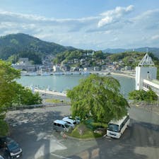 海沿いの高台にあるので海を見ながら温泉に入れて、リーズナブル（なプランがある）で、良いお宿でした。海の近くなのでしょっぱい温泉で、湯船で身体が浮いちゃうぐらい塩分濃度濃い目。身体が芯からあったまります。