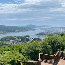 景色はすばらしいけど登ったことを後悔した安波山公園。普通に登山だった。山頂まで20分だそうだけど、途中のひのでのてらすまで行って心が折れて折り返しました。