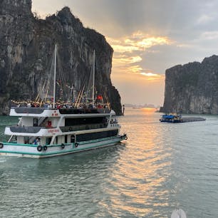 ベトナム:ハロン湾
この日の天気予報は見事に外れて快晴。嬉しい夕刻の写真も撮れました。2025/05/30