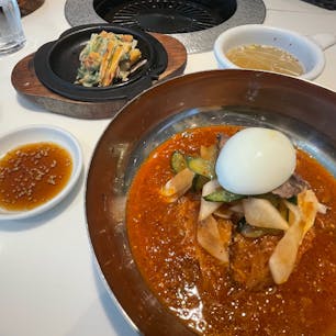 ピビン冷麺をはじめて食す。

盛岡冷麺よりも細い！