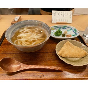 大阪といえば出汁文化という料理家さんのコラムを読んで、大阪で出汁といえばうどんかなと思って行ってみたうどん屋さん。本当に感動するほど出汁がおいしいのでうどんがおいしいのはもちろんだけど、一品料理もぜんぶおいしくて、お酒もいろいろ取り揃えていて、うどんだけ食べに行くんじゃもったいないぐらい。大阪に行くたびに行きたいなと思うぐらい良いお店でした。