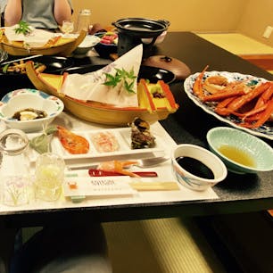 お食事大変美味しかったです！特にカニ刺し最高です🦀量が想像以上でしたので次はお腹ぺこぺこで行きたいです！！！
お部屋の露天風呂も眺め最高でとっても良かったです。