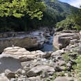 木曽【寝覚の床】
木曽川の流れが花崗岩を長年かけて削り、出来上がった中山道の景勝地。
国道19号線からもアクセスが良く、上から見下ろすのも素晴らしい景色なのですが、すぐ近くにまで歩いて行くと、その岩場の巨大さに圧倒されます。
浦島太郎が玉手箱を開けた場所とも言われているため「寝覚の床」と呼ばれています。
急勾配かつ岩場は足元が悪いので、足の悪い方は要注意です。