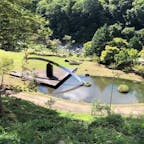 木曽【寝覚の床美術公園】
寝覚の床の少し上に広がる公園です。
オブジェや木陰が気持ちの良いベンチがあり、ちょっとしたお散歩におすすめ。
一番下まで行くのが大変という人は、ここから「寝覚の床」を眺めるのもありです。
国道19号線沿いにある「木曽路美術館」の入口にある階段をずっと下っていくと辿り着けます。
途中、高架下を通るのですが、そこに猿がたくさんいることもあります。