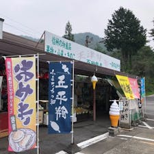 寝覚の床のお土産屋さん【百田商店】
木曽路にある景勝地の「寝覚の床」、そのドライブインにあるお土産屋さん「百田商店」。
山菜やきのこ、果物などの他にも、信州名物の「すんき」や「赤かぶ」、また「熊油」といった変わったものも売られています。
公共トイレも左側にあるので、ドライブの途中に助かる立ち寄りどころです。