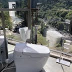 木曽路の景勝地「」をトイレから見下ろすガラス張りトイレ
※女子専用には、誰でも自由に高台（国道19号線沿い）から景色を見下ろせるテラスがあるのですが、そこにはガラス張りのトイレがあり、用を足しながら、素晴らしい景色を見ることができます。
もちろん、外からはトイレの中は見えない構造になっています。