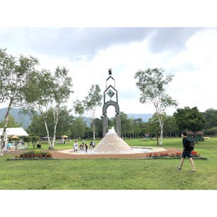 信州やぶはら高原【こだまの森】
ピクニックが気持ちよくできる芝生広場や、デイキャンプができる芝生などなど、とても広大な敷地にいろいろあります。
小さなお子様が楽しめるアスレチックも豊富にあり、お子様は丸一日遊べます。
また、BBQができる建物や、巨大迷路、畑もあったりと、散策しているだけでも、なかなか楽しいです