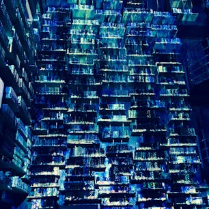 隈研吾さん設計の角川武蔵野ミュージアムです。本棚が天井まであるのですがなかなか迫力があります。プロジェクションマッピングもやってました！