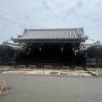 西本願寺の大玄関門
「大玄関門」は、その名の通り、公式な行事の際に来賓を迎えるために使われる「大玄関」へとつながる門です。白書院などの賓客を迎える正式な書院へ通じています。
 大玄関門は、両脇に門番屋を持つ豪壮な門であり、その大きさや造りから、幕閣や大藩の屋敷に匹敵する、十万石以上の大名家と同じ格式を持っていたとされています。

#サント船長の写真#西本願寺
