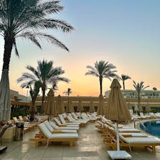 エジプトカイロギザ
ピラミッドパークリゾート

ゆったりとしたコテージ型で、部屋の前には芝生が広がっておりとても素敵なのですが、窓を開けると虫が入ってきます（（◞‿◟）網戸はありません）
浴室の鍵は残念ながら壊れていましたが、広々とした浴槽もあり、ガウンもスリッパもありアメニティも充実しており、レストランで、昇る朝日を見ながらいただく朝食は最高でした。