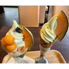 メロンが旬を迎えているので、茨城県で人気の「ファームパティスリー ル・フカサク」へ✨

テイクアウトとカフェ利用は大行列で、1時間以上待って念願の「メロンソフトクリーム」と「メロンパフェ」を頂きました❣️

気になっていたメロンパンは売り切れで、スペシャルメロンパフェは6月中旬からとのこと！

この季節に鉾田市に行かれる際は、ぜひル・フカサクにも足を運んでみて下さいね♪