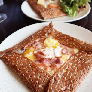 ブレッツカフェ クレープリー 新宿タカシマヤ店 / Tokyo

そば粉のクレープ “ガレット” 専門店でランチ！
“シードル”片手に味わうガレットはとても香ばしく、デザートのりんごのコンポート入りのクレープ「カンペロワ－ズ」は、しっとりもちもち食感で特にオススメです♪テラス席もあり、緑を眺めながらゆっくりくつろげます。

#tokyo #tokyosightseeing #tokyorestaurant  #shinjuku #breizhcafe #bluemoon