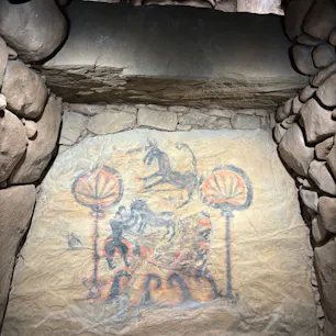 202506
福岡　竹原古墳

北部九州に多い装飾古墳

撮影禁止なので一枚目はレプリカの写真ですが
実物は屈んで入る小部屋の小窓から見ることができます

さしば、龍、朱雀、玄武、舟
馬と人　波型文、三角連続文

前室の両袖石の玄武と朱雀は
パンフレットを見ながら想像できるくらいですが
玄室の奥壁は肉眼でもよくわかりました

約1450年前に描かれたものが
今現在見れることに感動しました