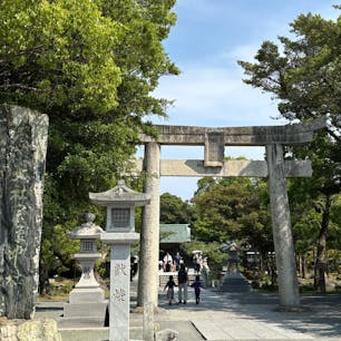 202505
福岡　宗像大社

日本神話に登場する日本最古の神社の一つです
世界遺産にも登録されています

高宮祭場は社殿がない古代祭場なのですが
ここは空気が違いました
市杵島姫神の降臨の地とされています

なんとなく撮影しない方がいいような気がしたので看板で