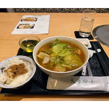 店内に入った途端に八角の香りが漂う火鍋専門店。ランチはクロレラ麺の辛口か甘口の二択で、ごはんにデザートもついてきます。薬膳らしいスパイスたっぷりのスープが癖になるおいしさで、これは火鍋もぜひ食べてみたくなるお味でした。