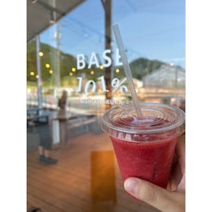 BASE101%-NISHIAWAKURA-
いちご狩りもできますし、ランチやとスイーツなどもあります。
木の香りのするいいところです。