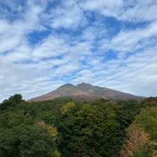 屋上からの岩木山ビューが魅力のお宿。嶽きみという特産のあま〜いとうもろこしの天ぷらや大間のまぐろなど、青森名物もしっかり食べられるご飯もおいしい。青森ひばを使った大きな浴槽で浸かれる温泉も最高です。