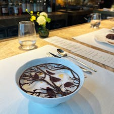 Jean-Georges Tokyo / Tokyo

六本木ヒルズ・けやき坂通りにある、NYミシュラン2つ星の東京を体験できる東京店「ジャン ジョルジュ トウキョウ」。
1Fのカウンター席からは、まるで劇場を眺めるかのようなライブ感！「スパイスの魔術師」と評されるジャン・ジョルジュの考案した創造性豊かなモダンフレンチを楽しめます。
NY本店でも味わえる面白い食感の「クリスピー寿司」や、NY本店ではもう味わえない「スクランブルエッグキャビア」。焼き立てのスコーンに、森をイメージしたチェリーとバニラクリームのデザートなどなど、見た目も味も素晴らしかったです♪
店員さんやシェフとの会話も楽しめるカウンター席がおすすめです。

#tokyo #tokyosightseeing #tokyorestaurant  #roppongihills #jeangeorgestokyo #bluemoon